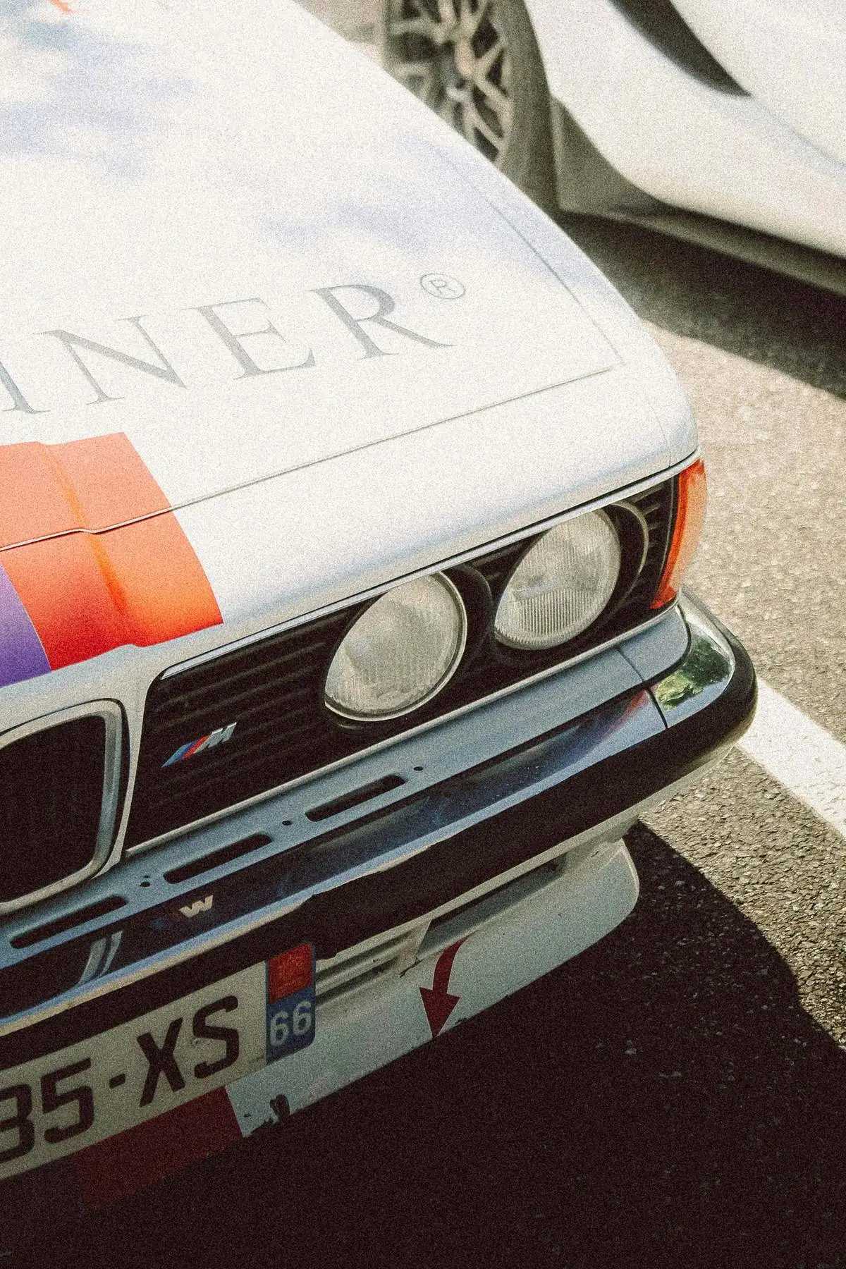 比較対象として並ぶセダンのイメージ